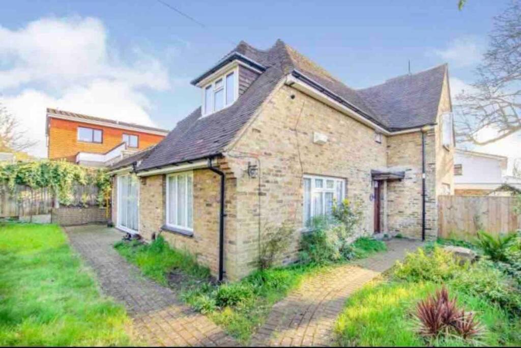 Lovely Cottage In The Heart Of Shirley- Croydon Eksteriør billede