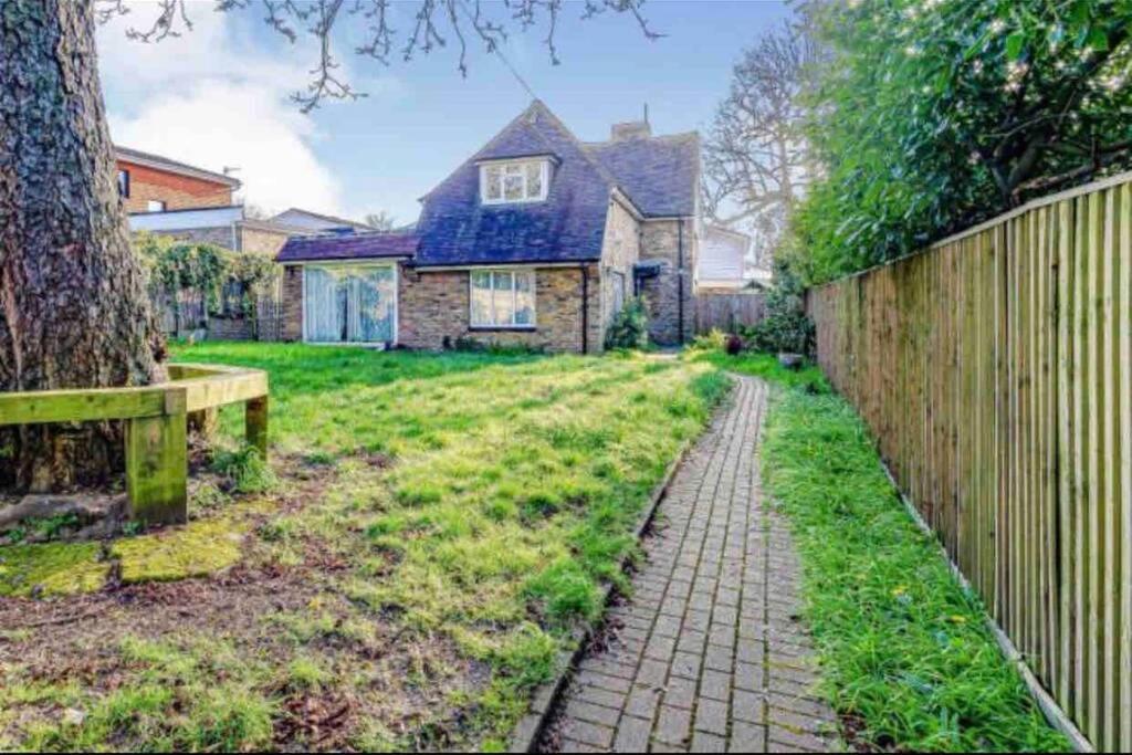 Lovely Cottage In The Heart Of Shirley- Croydon Eksteriør billede